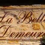 La Belle Demeure: Directions for a Bed and Breakfast in the heart of the Périgord Noir, Dordogne near to Sarlat. Pleasantly furnished en-suite guestrooms with comfortable beds, covered with 100% cotton Seersucker linen. Family Suite. Table d'hôtes Evening Meal and Swimming Pool.