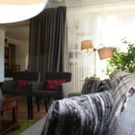 Le salon et la Table d'Hôtes. Chambres d'Hôtes La Belle Demeure, en Dordogne, au cœur du Périgord Noir, proche de Sarlat. Les lits douillets sont équipés de linge 100% coton en Seersucker. Salle d'eau attenante à chaque chambre. Suite Familiale. Table d'hôtes et Piscine. Consultez nos tarifs sur notre site internet