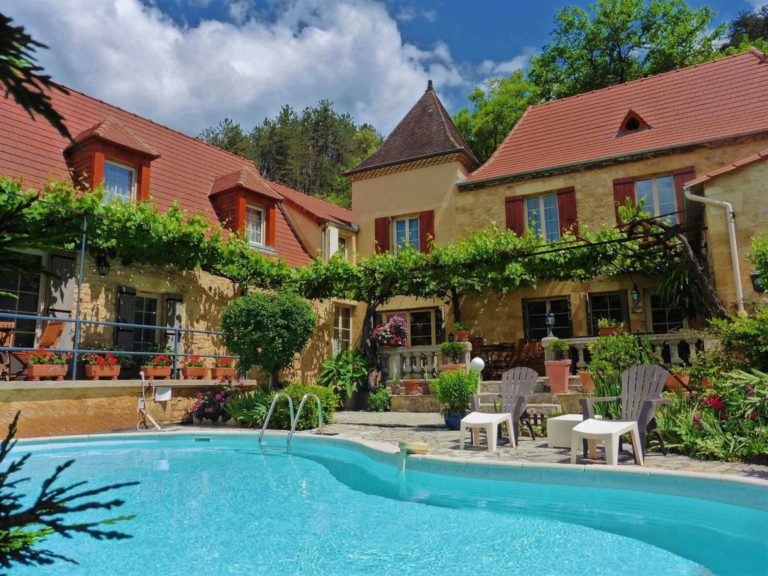 Bed and Breakfast. La Belle Demeure, in the heart of the Périgord Noir, Dordogne near to Sarlat. Pleasantly furnished en-suite guestrooms with comfortable beds, covered with 100% cotton Seersucker linen. Family Suite. Table d'hôtes Evening Meal and Swimming Pool.