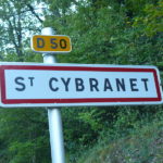 Saint Cybranet Chambres d'Hôtes La Belle Demeure, en Dordogne, au cœur du Périgord Noir, proche de Sarlat. Les lits douillets sont équipés de linge 100% coton en Seersucker. Salle d'eau attenante à chaque chambre. Suite Familiale. Table d'hôtes et Piscine.