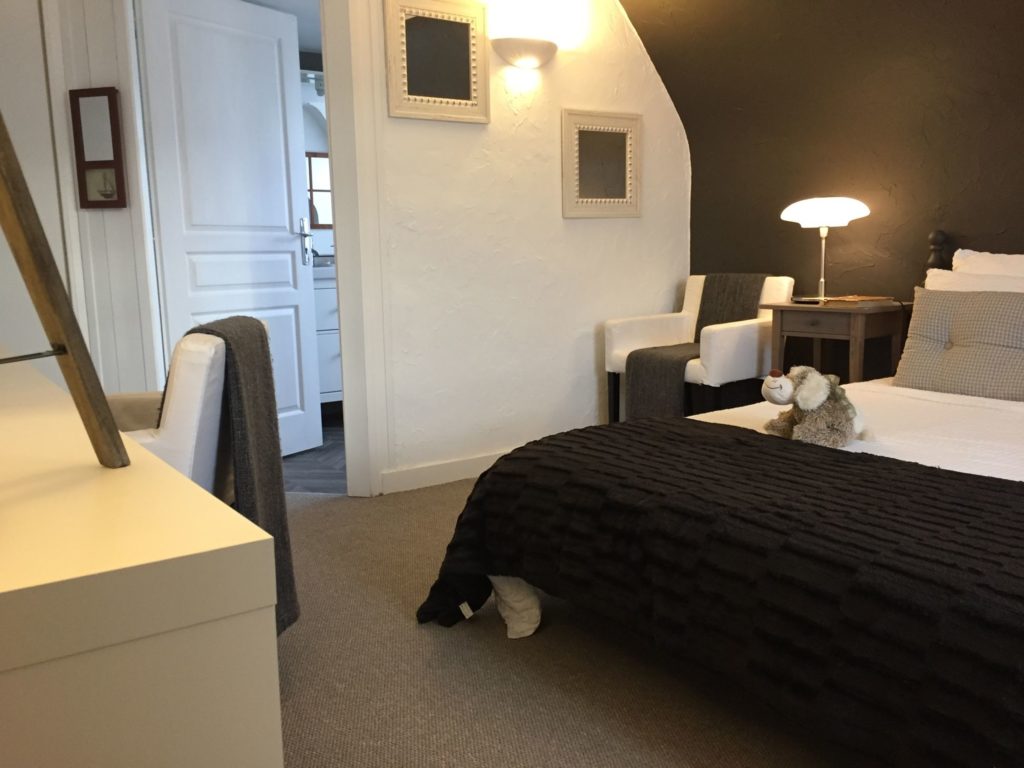 One of the rooms at La Belle Demeure Bed and Breakfast. A large 'Confort' bedroom, 21m² in size, bed 160 by 200 cm. In the heart of the Périgord Noir, Dordogne near to Sarlat. Pleasantly furnished en-suite guestrooms with comfortable beds, covered with 100% cotton Seersucker linen. Bedrooms. Table d'hôtes Evening Meal and Swimming Pool. For our nightly tariff, please look at our website.